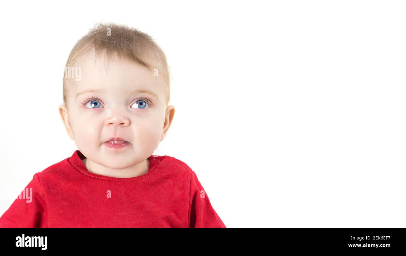 Kleines Kind ragt aus seiner Zunge, isolieren weißen Hintergrund. Stockfoto