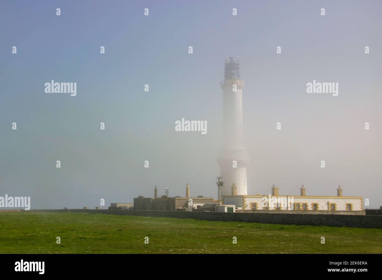 Girdleness Lighthouse taucht in einem frühen Frühjahr durch dünner werdendem Nebel auf Morgen Stockfoto