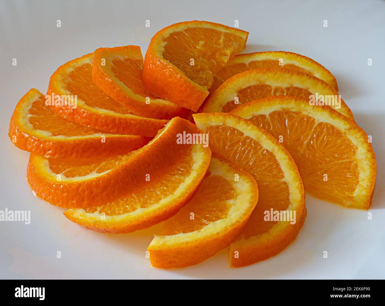 Nahaufnahme von frischen Orangenscheiben auf einem Teller Stockfoto