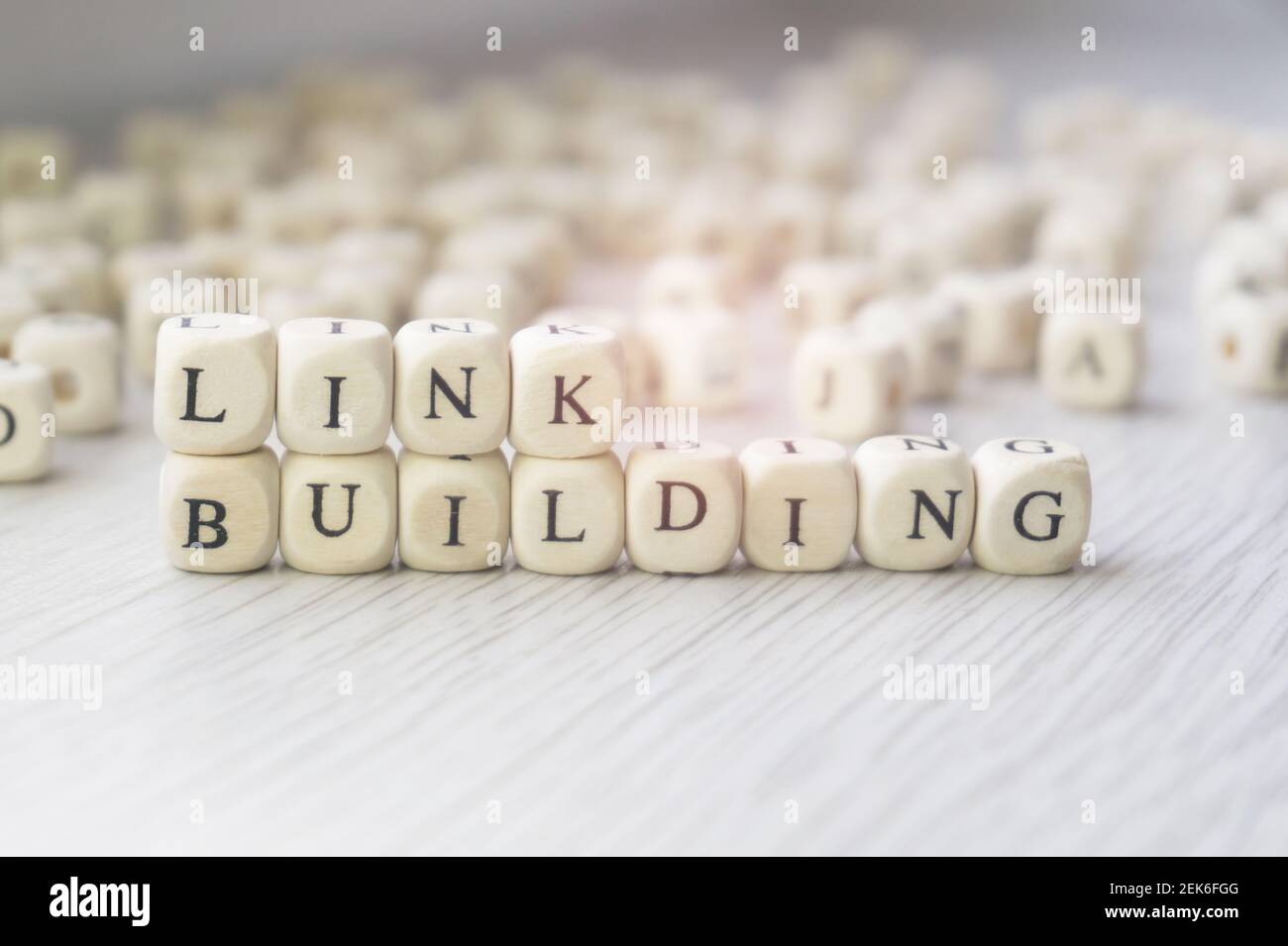 Link Building Wörter in Holzwürfeln geschrieben Stockfoto