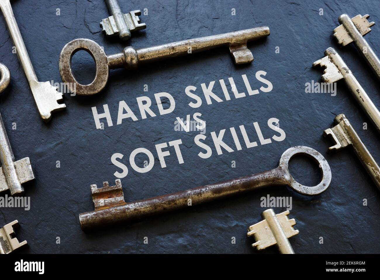 Hard Skills vs Soft Skills und alte Metallschlüssel. Stockfoto