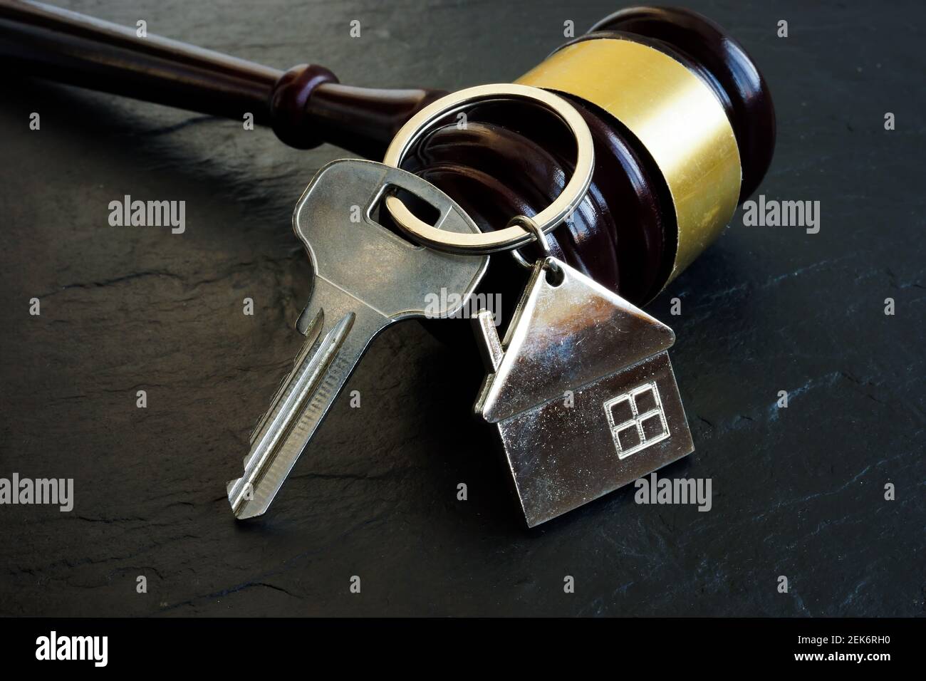 Property Litigation and Disputs Konzept. Schlüssel von zu Hause und Gavel. Stockfoto