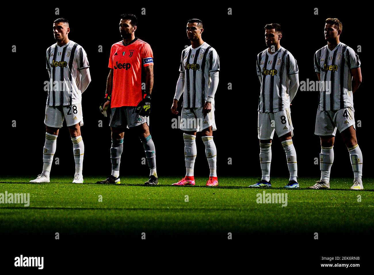 Merih Demiral Gianluigi Buffon Cristiano Ronaldo Aaron Ramsey Und Matthijs De Ligt Von Juventus Fc Beobachten Eine Schweigeminute Wahrend Der Serie A F Stockfotografie Alamy