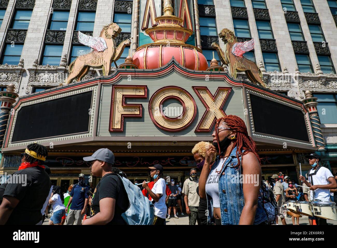 Der Juneteenth BLM März beginnt vor dem Fox Theater auf Woodward Avenue am 20. Juni 2020. Es ist ein friedlicher Protest/Kundgebung, der organisiert wurde, um das Bewusstsein für die kontrollierbaren Faktoren zu schärfen, die die Menschen weiterhin unterdrücken. Die Organisatoren haben beschlossen, jede ihrer individuellen Plattformen zu nutzen, um die Macht der Abstimmung und die Macht ihres Dollars zu betonen, die nur einige der zivilen Ungerechtigkeiten ansprechen, die sie in diesem Land sehen. #agenerationofchange Blmprotest 062020 KPM 36 überall in der Welt und im Land finden Proteste gegen Rassismus und Polizeibrutalität statt Stockfoto