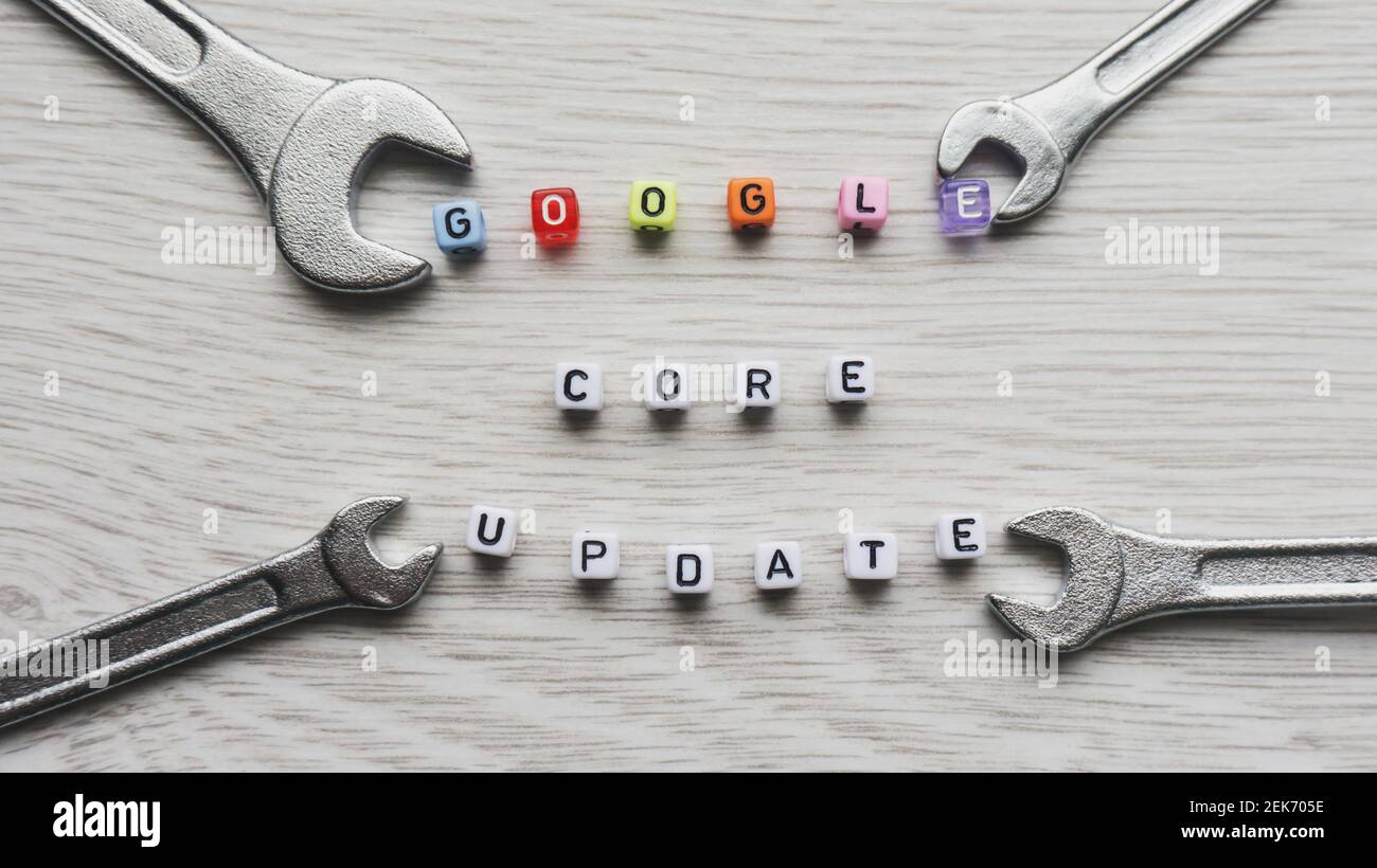 Google Core Update Text mit quadratischen Buchstaben mit Schraubenschlüssel gemacht Stockfoto