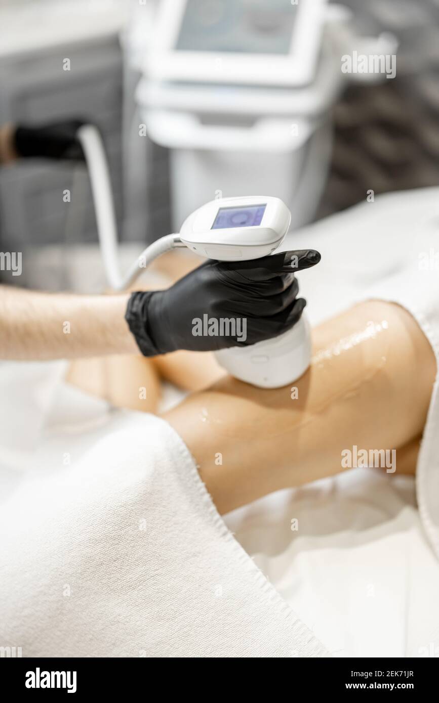 Doctor doing Ultraschall Fettabsaugung Verfahren in der medizinischen Klinik. Stockfoto