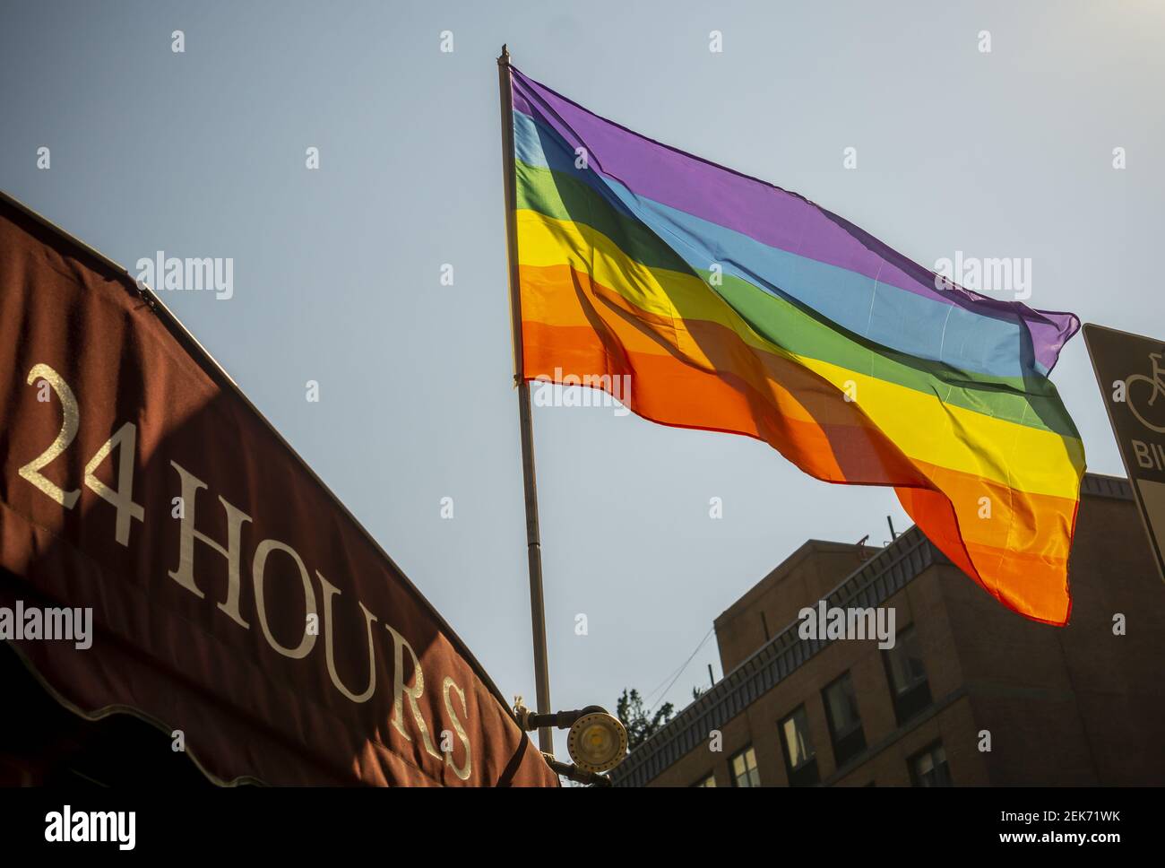 Am Dienstag, den 23. Juni 2020, fliegt eine Regenbogenfahne von einem Unternehmen in New York. Wegen der covid-19 Pandemie diese yearâ €™s LGBTQ Pride Parade, sowie alle anderen großen Versammlungen, wurden abgesagt oder verschoben. (ÂPhoto von Richard B. Levine) Stockfoto