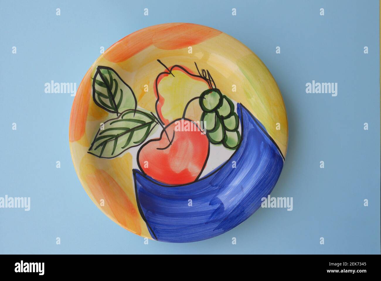 Leere Keramik-Beilagenteller mit Fruchtdesign Stockfoto