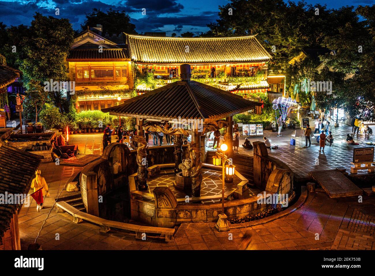 Dali China , 6 Oktober 2020 : Dali Altstadt malerische Aussicht in der Nacht mit dem roten Drachen gut und bunten alten Häusern in Dali Yunnan China beleuchtet Stockfoto