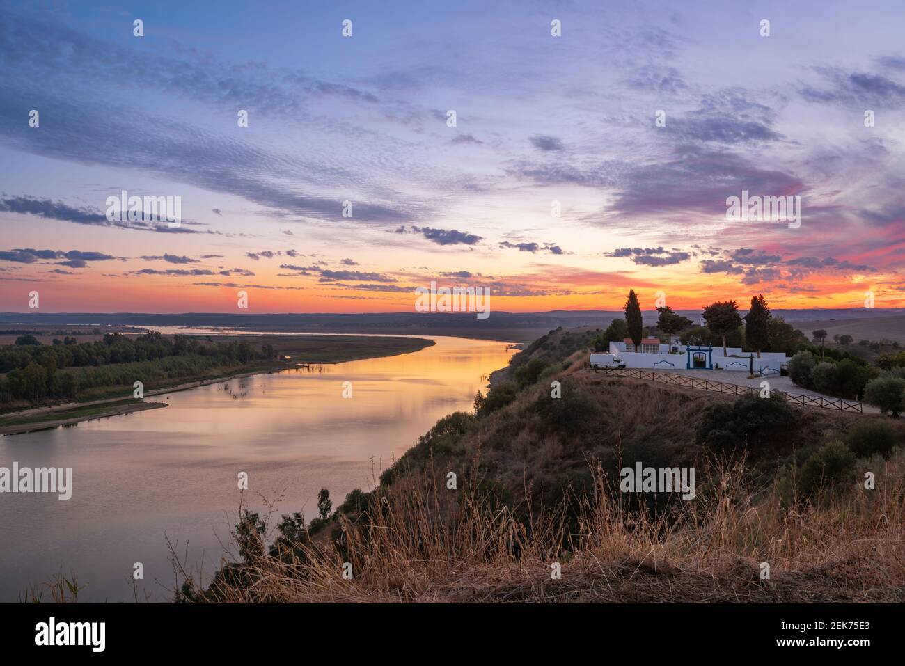 Wohnmobil in der Nähe des Flusses Guadiana in Juromenha Alentejo, Portugal Stockfoto