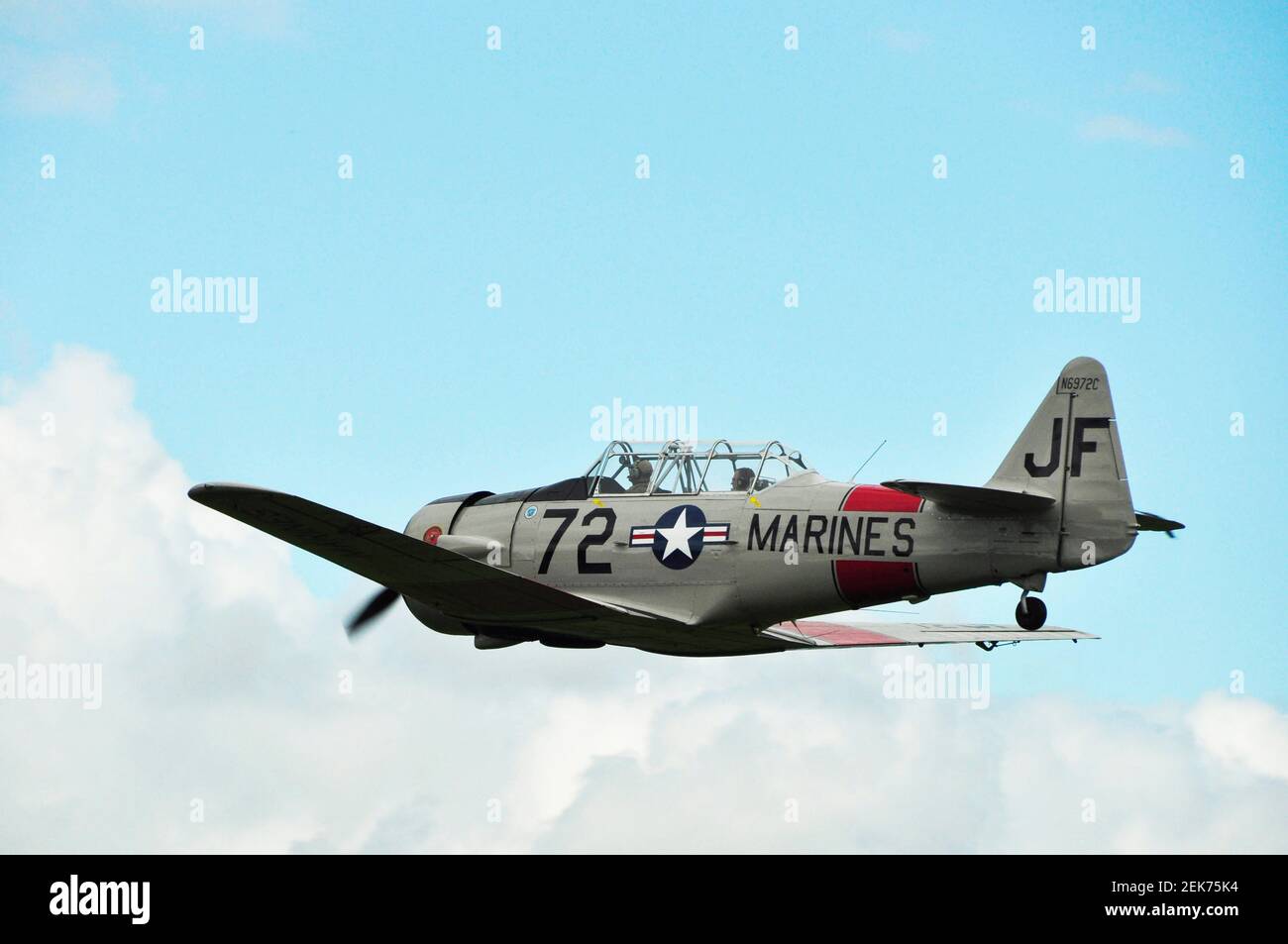 North American Harvard fliegen vorbei am Compton Abbas Flugplatz in Dorset.UK Stockfoto