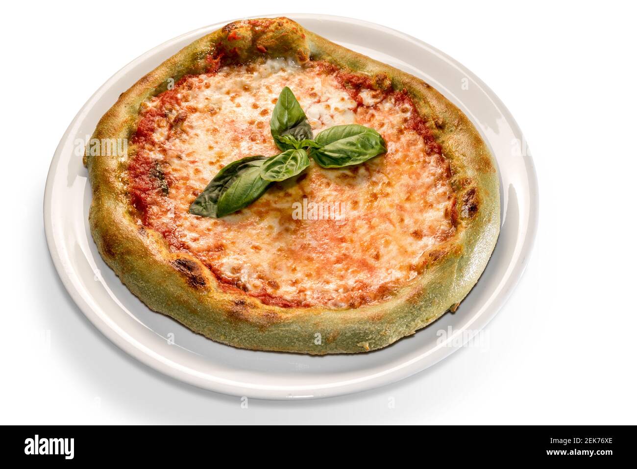 Grüne Pizza mit gefärbtem Teig mit Spinat. Garniert mit Mozzarella, Tomaten und Basilikumblättern. Isoliert auf weiß Stockfoto