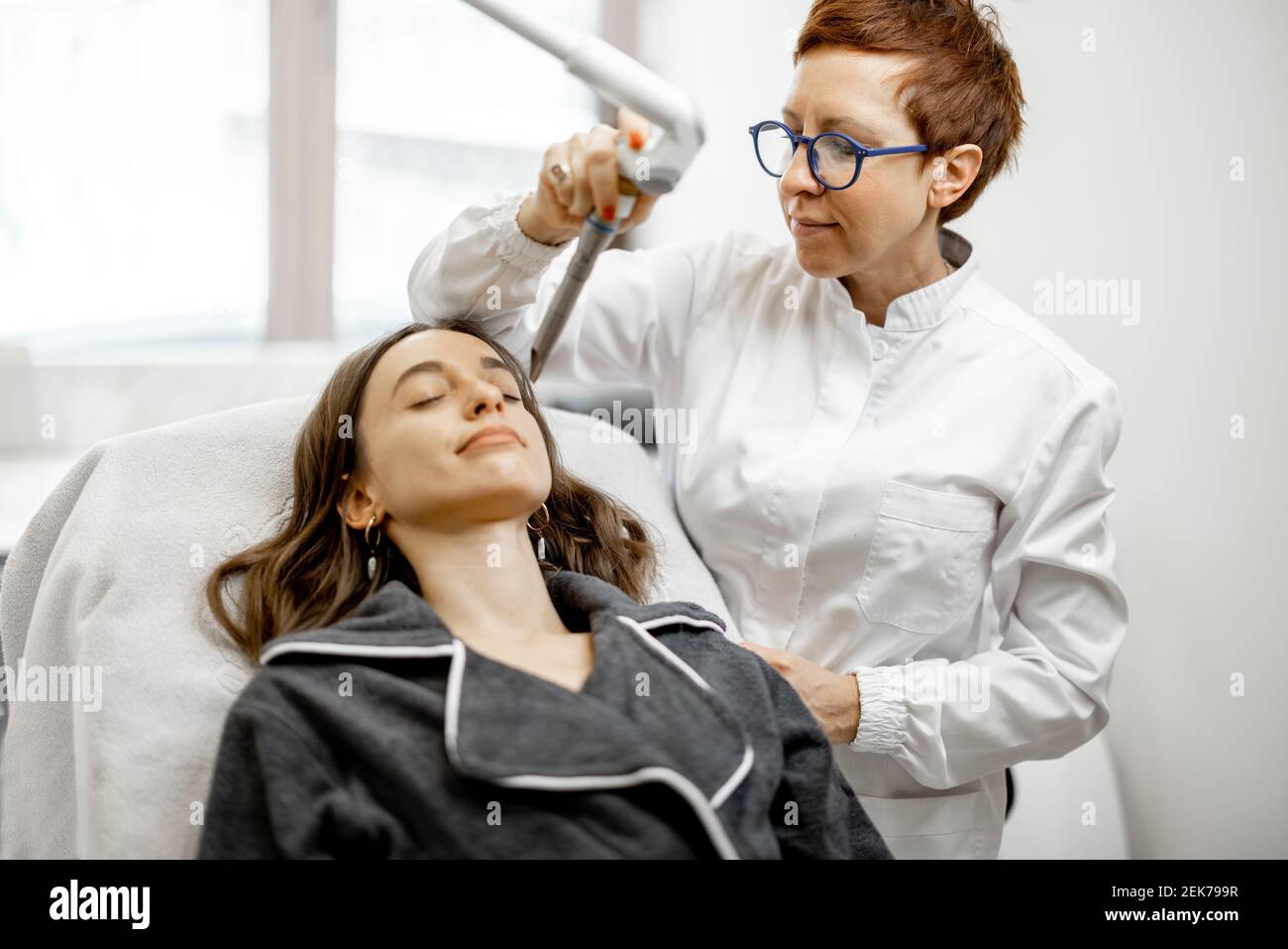 Kosmetologe tun Laser Facelifting Verfahren in der Beauty-Klinik Stockfoto