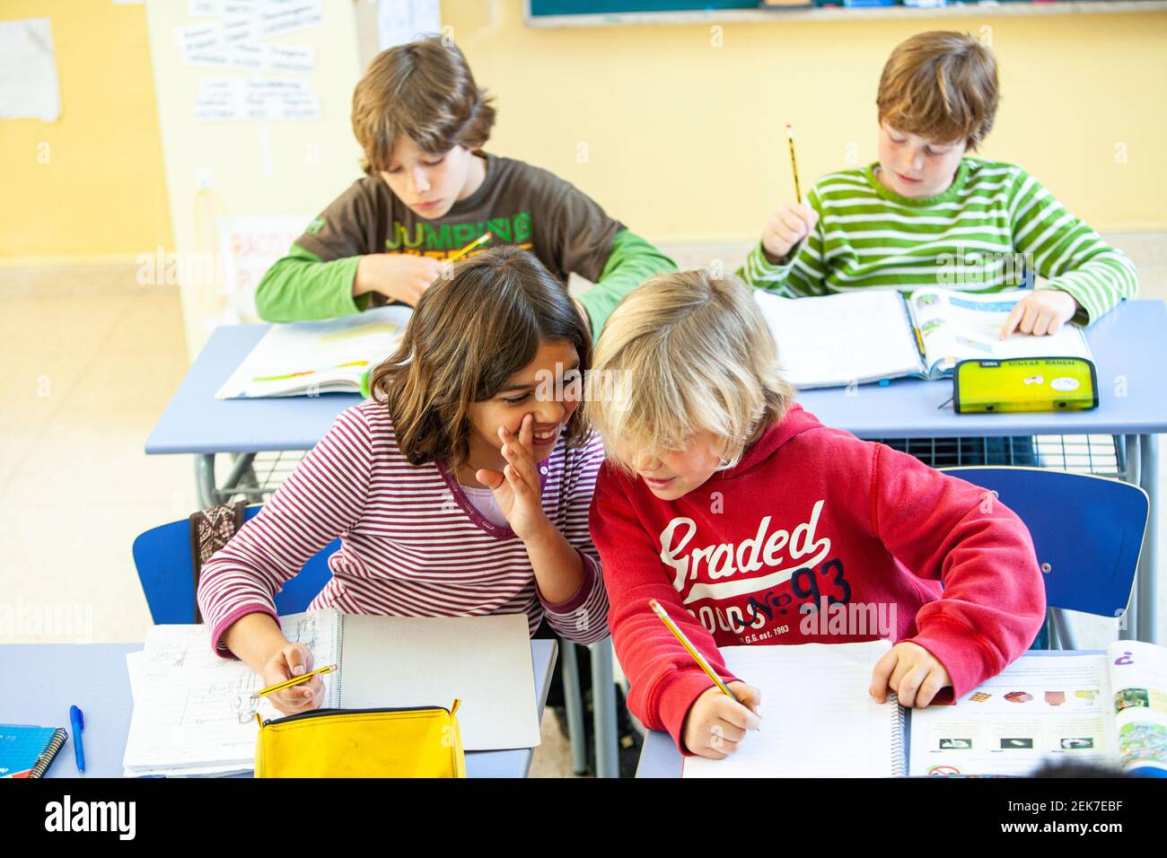 Schulkinder sprechen in einem Klassenzimmer Stockfoto