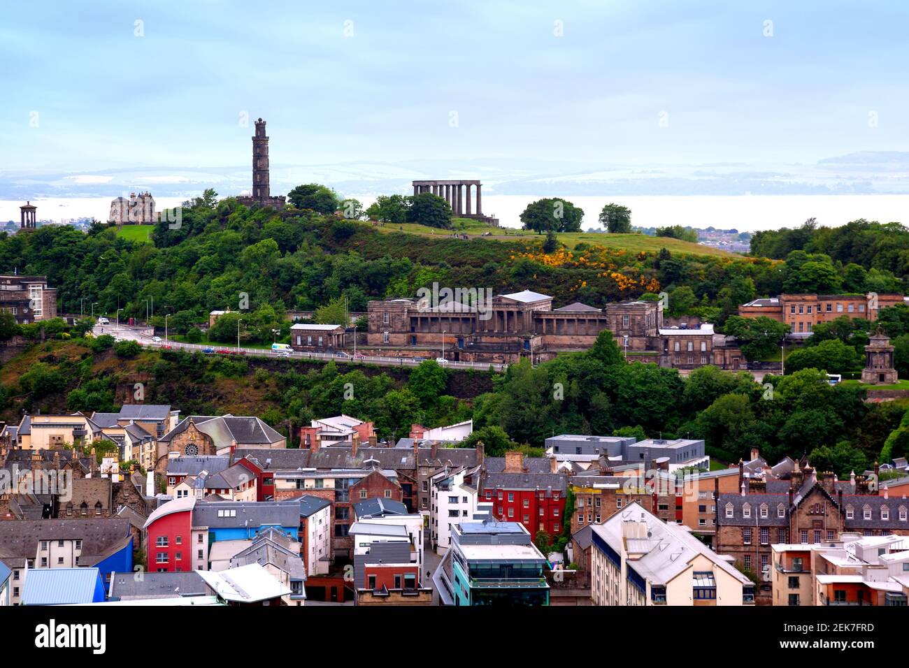 Blick auf Calton Hill und Old Royal High School vom Holyrood Park, Edinburgh, Schottland Stockfoto