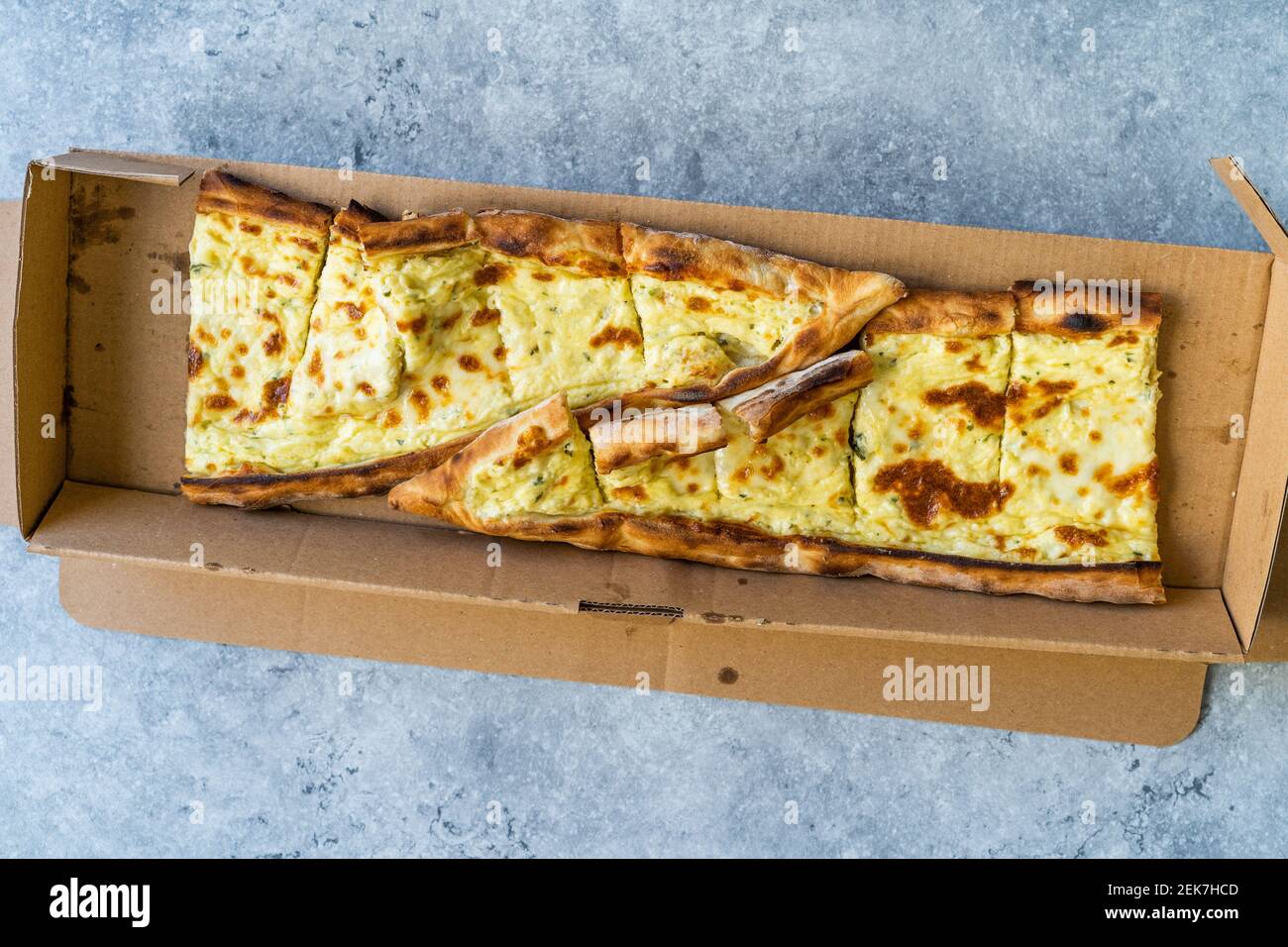 Türkische Fast Food Take Away Pide mit Käse in Box. Bereit zu servieren und zu essen. Stockfoto