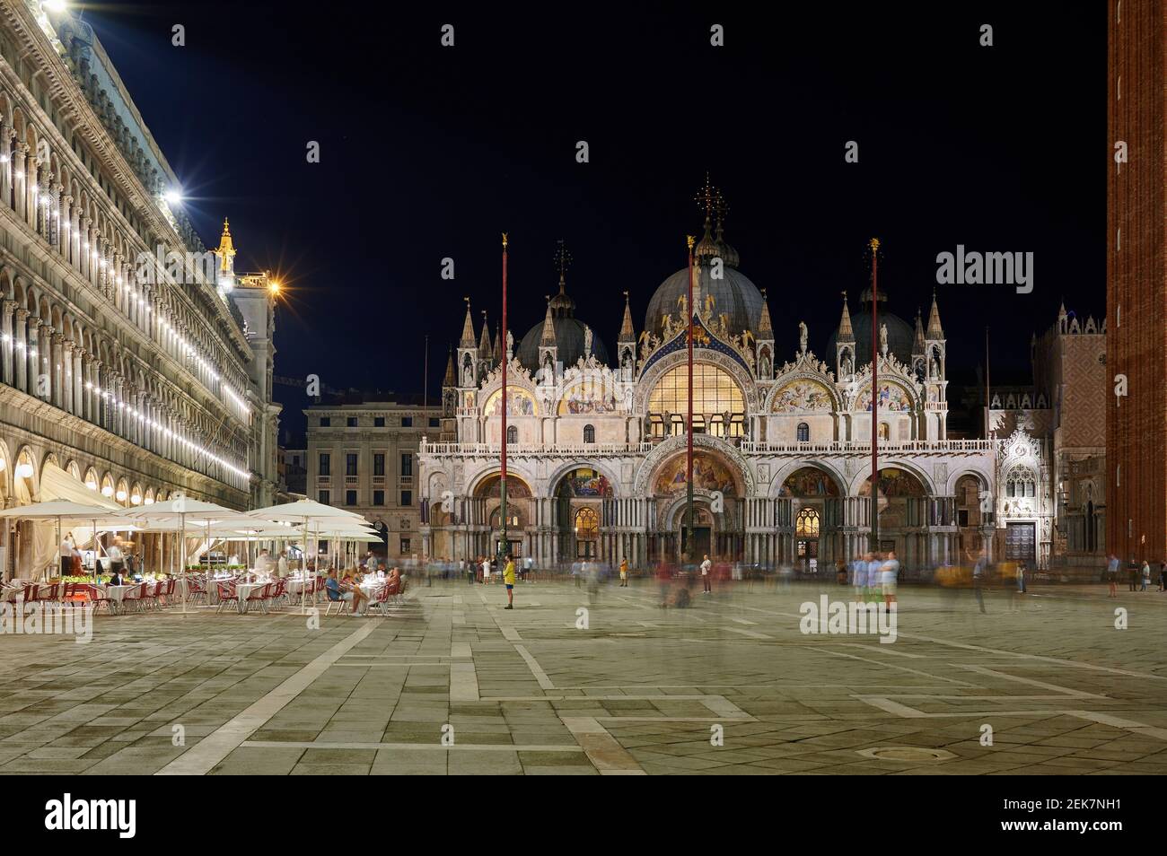 Nachtaufnahme des beleuchteten berühmten Markusdom oder Basilica di San Marco, Venedig, Venetien, Italien Stockfoto