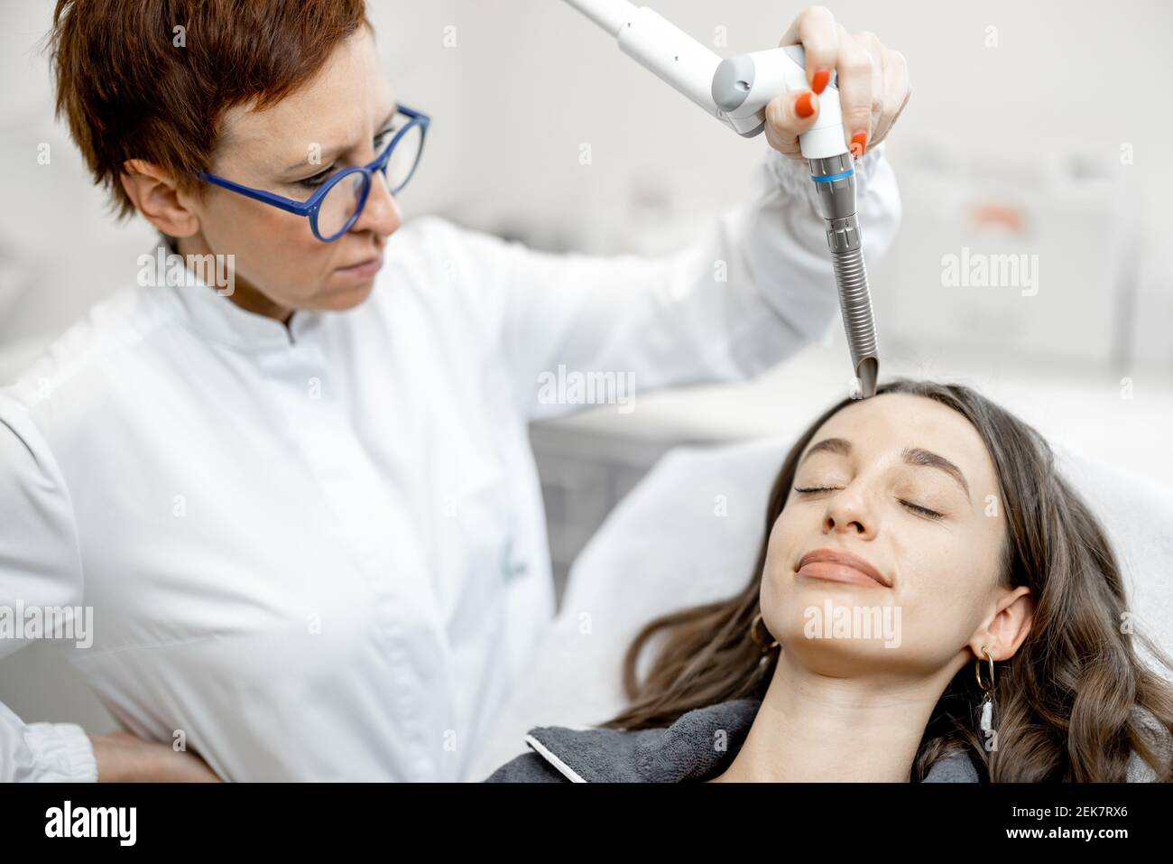 Kosmetologe tun Laser Facelifting Verfahren in der Beauty-Klinik Stockfoto