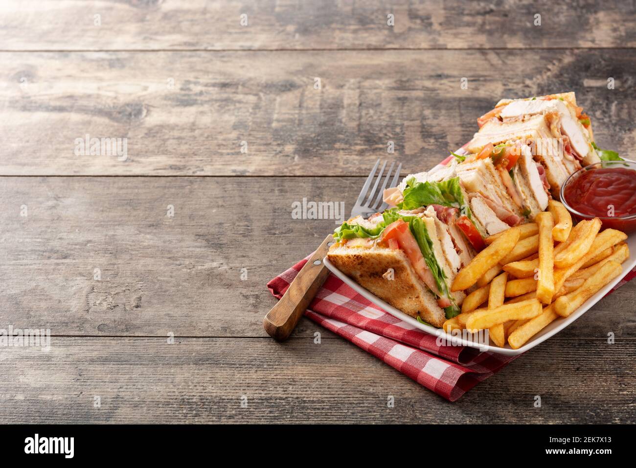 Club Sandwich und Pommes mit Ketchup-Sauce auf Holz Tabelle Stockfoto