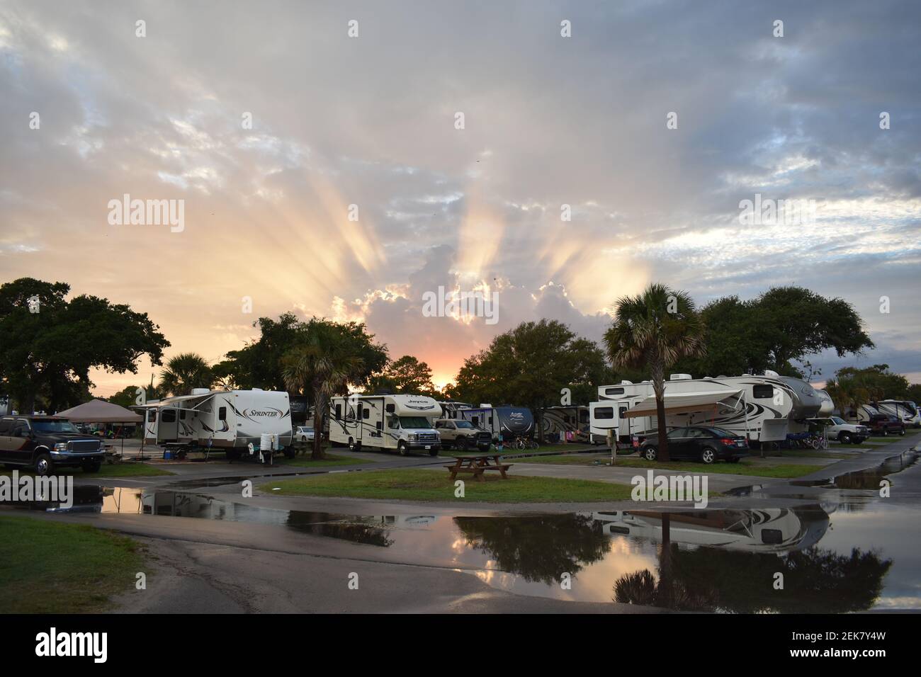 Wohnmobilstellplatz in Myrtle Beach South Carolina nach einem Gewitter Mit Sonne, die durch Wolken bricht Stockfoto