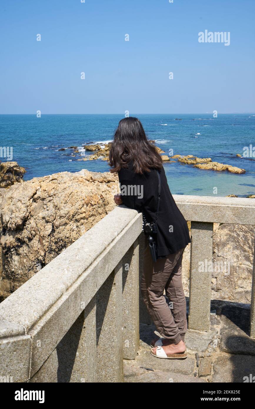 Frau am Strand Praia do Senhor da Pedra, in Miramar Arcozelo, Portugal Stockfoto