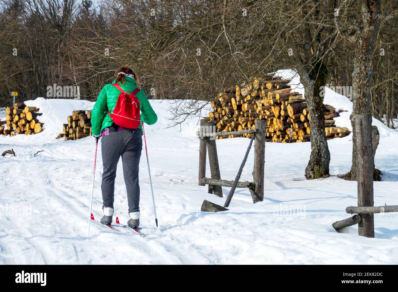 Frau Skifahren in ländlicher Landschaft, Langlaufläufer gesunder Lebensstil, aktive Frau, die im ländlichen Winter wandert Stockfoto