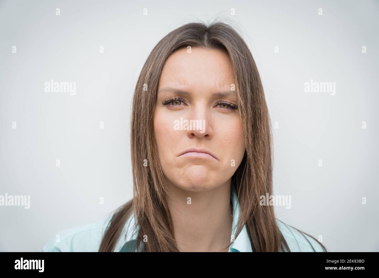Traurige unglückliche und enttäuschte Frau Gesicht. Junge Frau runzelte das Gesicht. Gesichtsausdruck des Gefühls Traurigkeit. Stockfoto