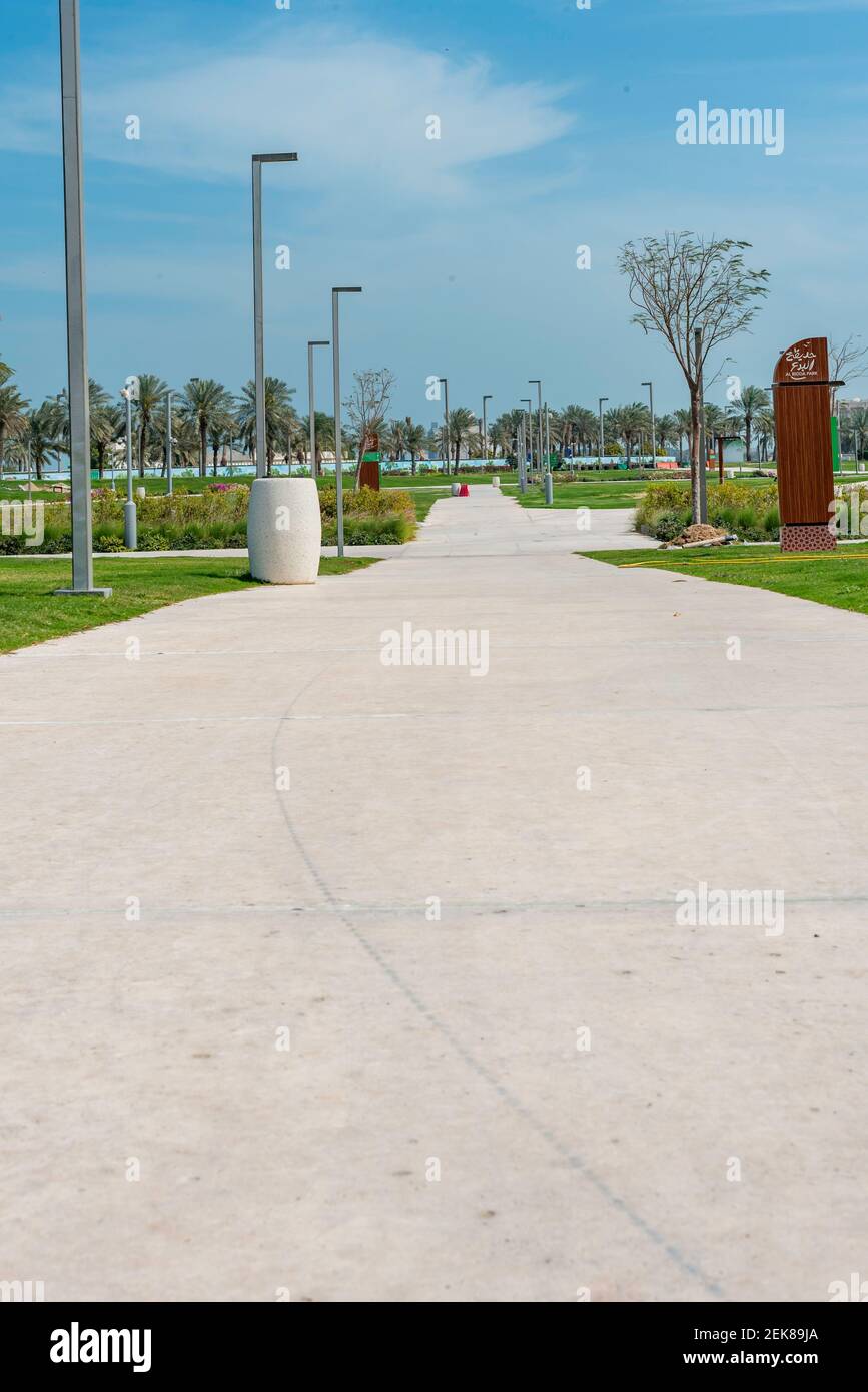 Doha, Katar - 09. Februar 2021: Al Bidda Park Bürgersteig Stockfoto