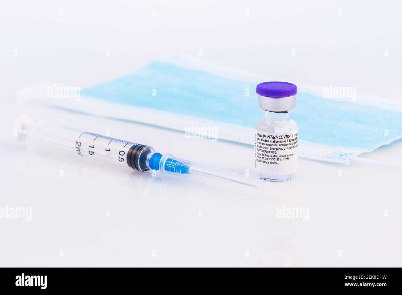 Brasov, Rumänien - 21. Februar 2021: Pfizer-BioNTech Covid-19-Impfstoff auf weißem Hintergrund. Stockfoto