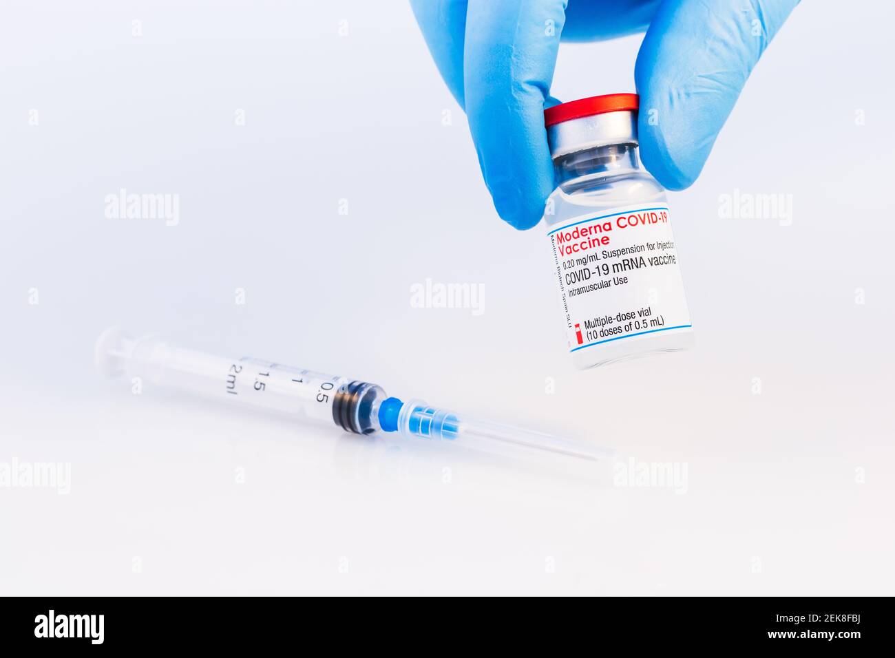 Brasov, Rumänien - 21. Februar 2021: Moderna Covid-19-Impfstoff auf weißem Hintergrund. Stockfoto