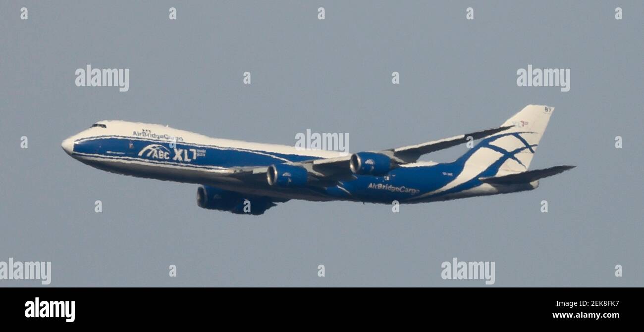 23. Februar 2021. AirBridgeCargo Boeing 747 Jumbo Jet VP-BBY über den endgültigen Anflug nach London Heathrow aus Moskau fotografiert durch eine schimmernde Hitze Dunst. Kredit: Malcolm Park/Alamy Stockfoto