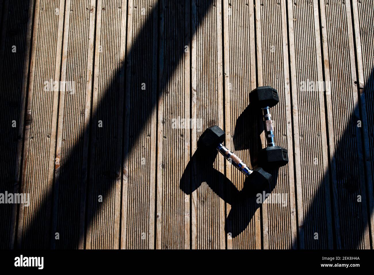 Foto von Kurzhanteln, die auf dem Boden im Fitnessstudio liegen Stockfoto