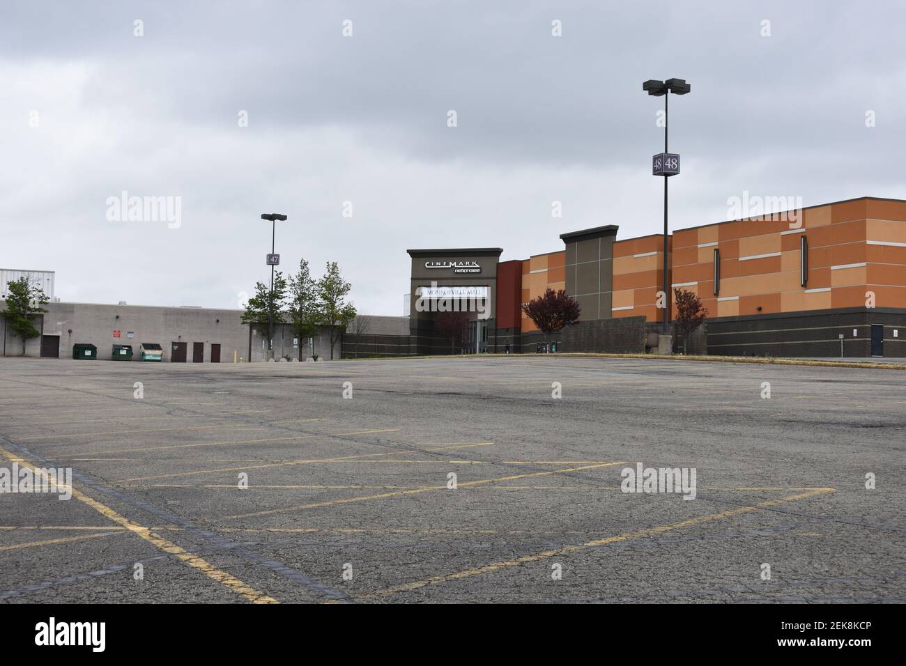 Leerer Parkplatz des Monroeville Mall Einkaufszentrums während Covid-19 Coronavirus-Pandemiesperre in Monroeville Pennsylvania Stockfoto