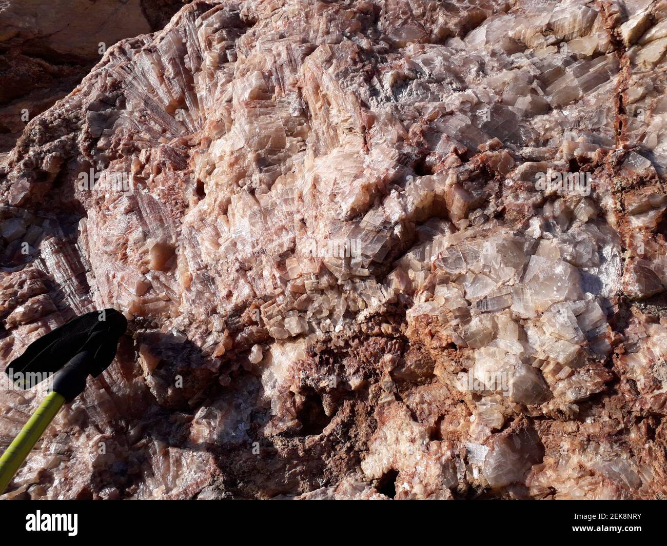 Großer kristalliner Kalzit-Aufschluss auf dem Berg Hymettus, Griechenland Stockfoto