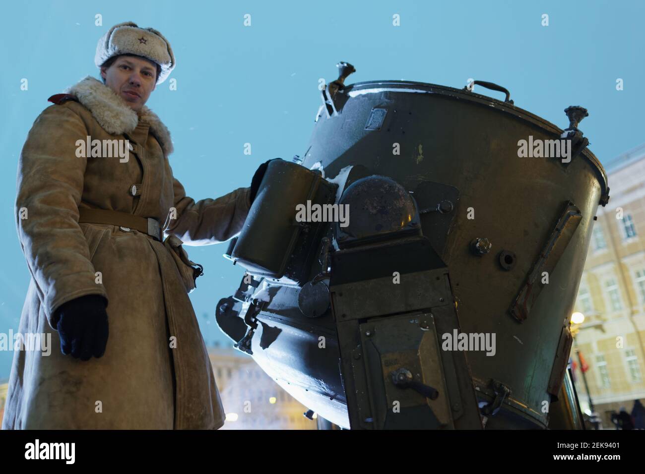 Re-enactor in der Winteruniform des Zweiten Weltkriegs auf der Suche nach der Flak Verteidigung von Leningrad während der Gedenkveranstaltung in St. Petersburg, Russland Stockfoto