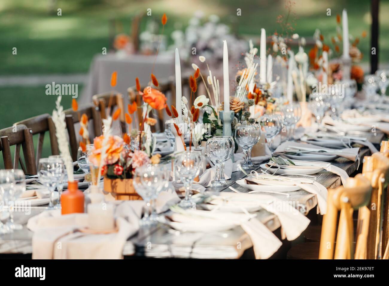 Luxus-Hochzeitsempfang, Esstisch mit Dekoration auf rustikalem Holztisch Stockfoto