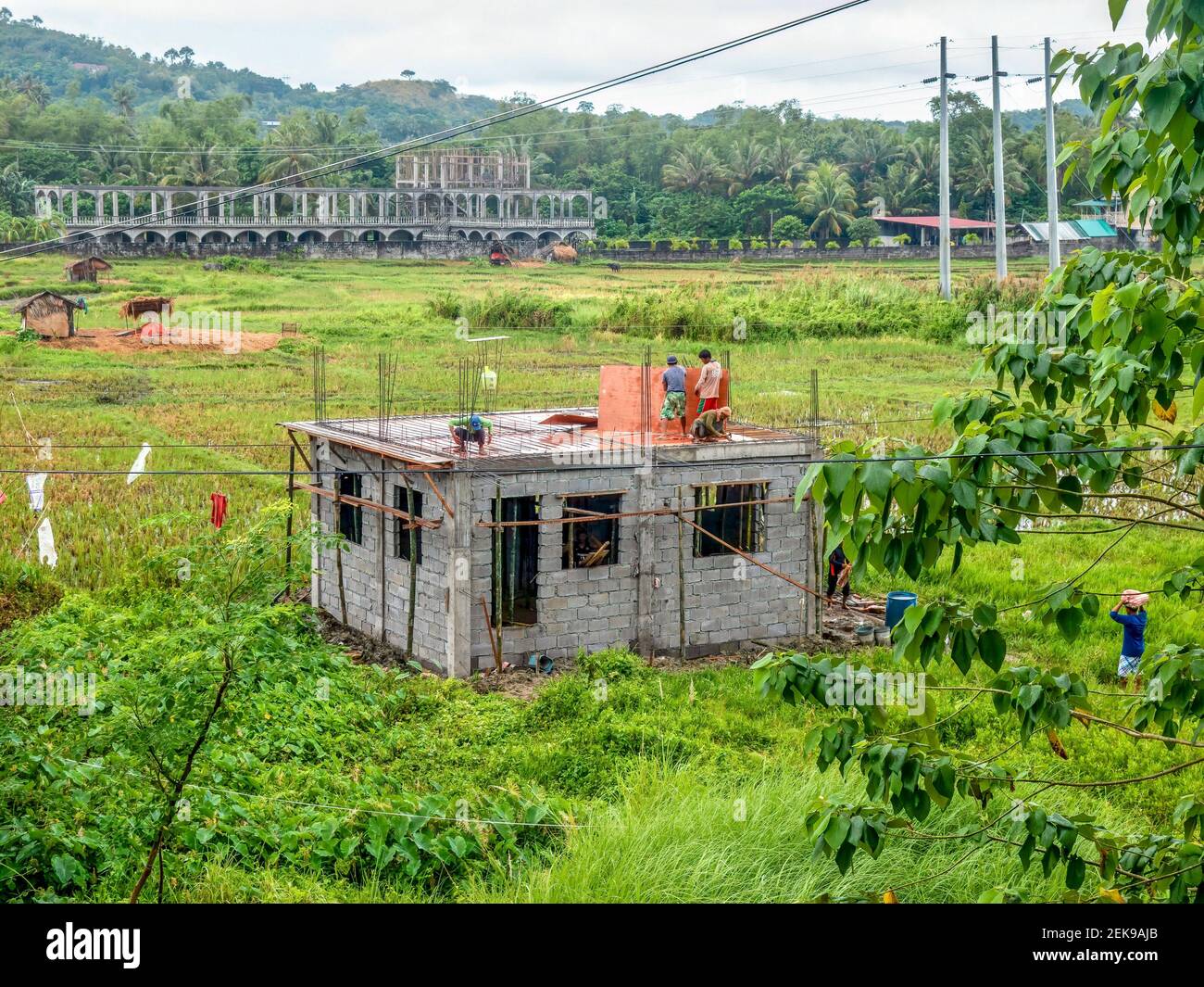 Puerto Galera, Philippinen - 4. Dezember 2018. Bau eines Betonhauses in einem ehemaligen Reisfeld, aufgrund von Bevölkerungswachstum und städtischer Expansion. Stockfoto