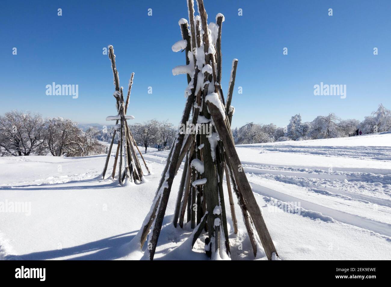 Schneebedeckte Landschaft mit Holzstäben Winterszene Stockfoto