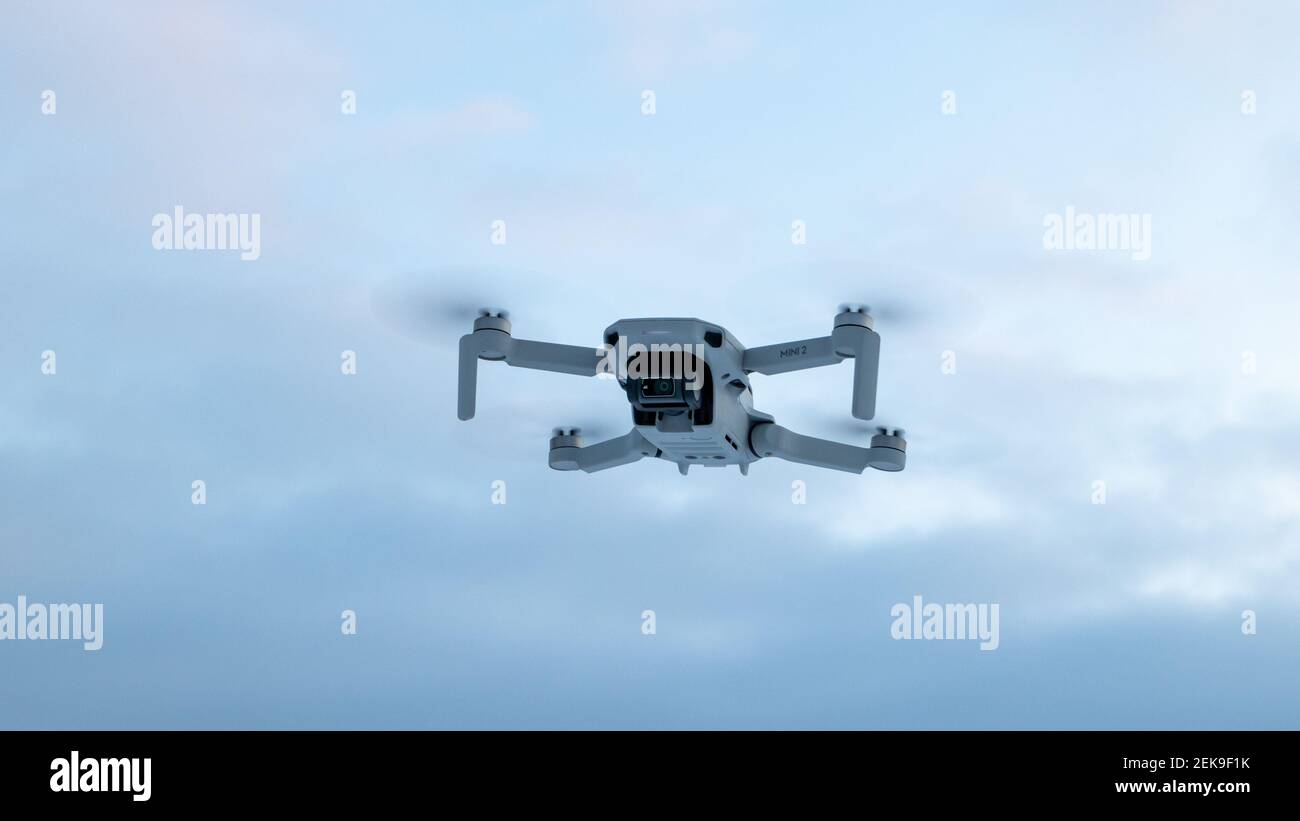 Kharkiv, Ukraine - 21. Februar 2021: DJI Mavic Mini 2 Drohne fliegt in den  Himmel mit Wolken. Neue Quadcopter Gerät schwebt auf bewölktem  pastellfarbenen Himmel Hintergrund Stockfotografie - Alamy