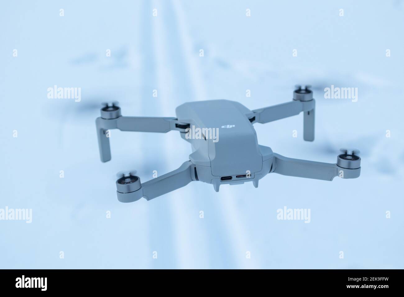 Kharkiv, Ukraine - 21. Februar 2021: DJI Mavic Mini 2 Drohne aus nächster Nähe. Neue Quadcopter-Gadget auf weißem Schnee Winter Hintergrund. Rückansicht, fliegen fo Stockfoto