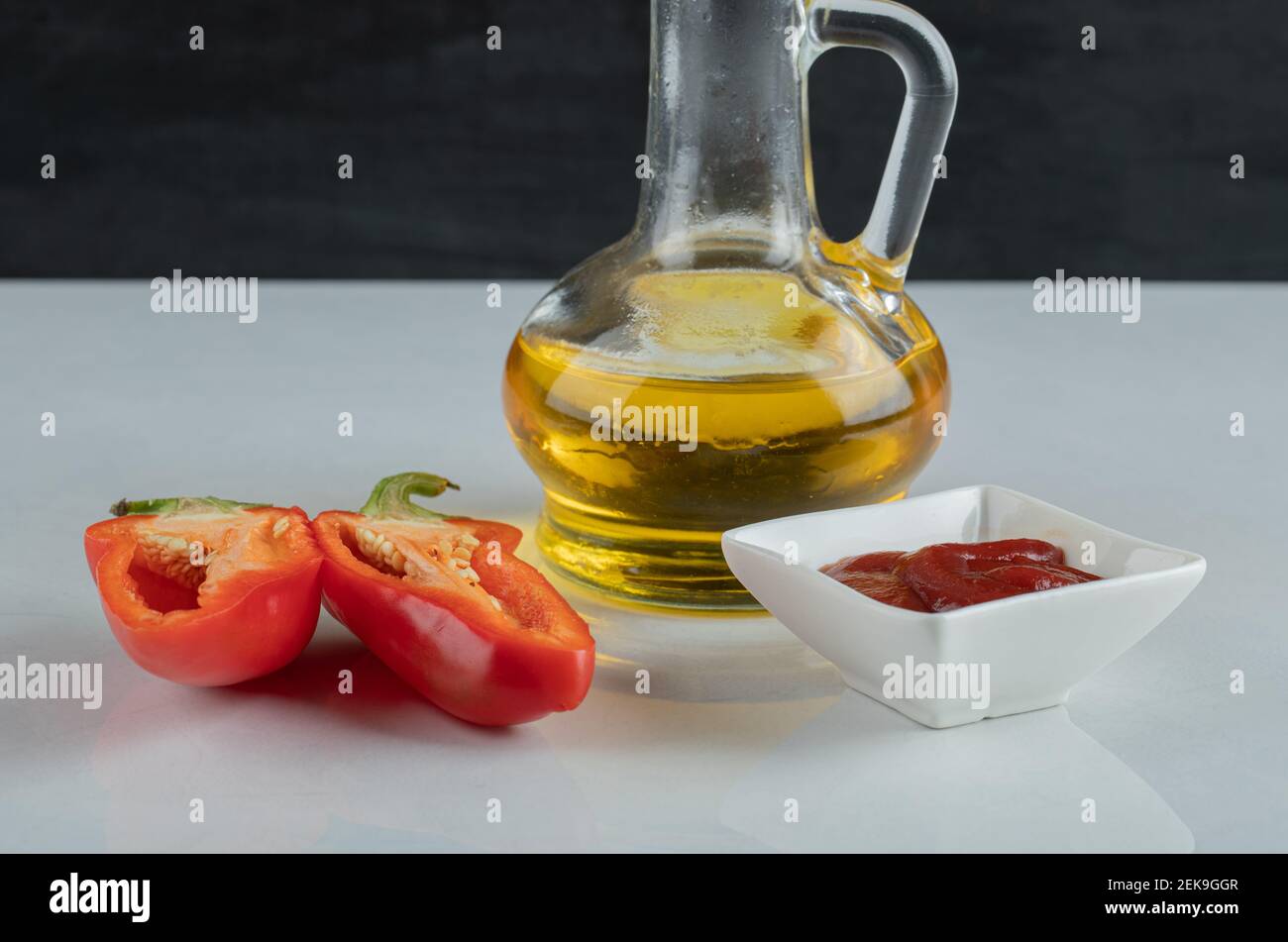 Eine Flasche Öl mit Pfeffer und Ketchup in Scheiben geschnitten Stockfoto