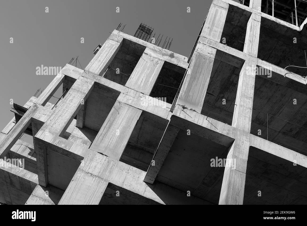 Schwarz-Weiß-Fotografie des Gebäudes im Bau, Bukarest, Rumänien, 2021 Stockfoto