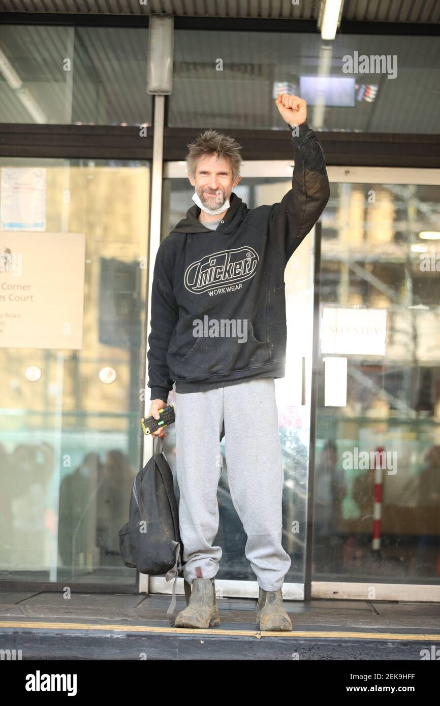 Lärch Maxey, ein Anti-HS2-Aktivist, der aus dem Tunnelnetz unterhalb der Euston Square Gardens vertrieben wurde, verlässt das Highbury Magistrates' Court im Norden Londons, nachdem er gegen Kaution freigelassen wurde. Bilddatum: Dienstag, 23. Februar 2021. Stockfoto