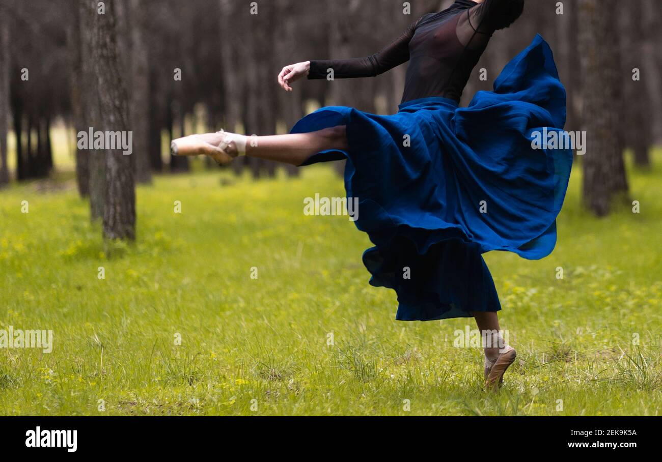 Balletttänzerin mit Ballettschuhen, tanzt im Wald Stockfoto