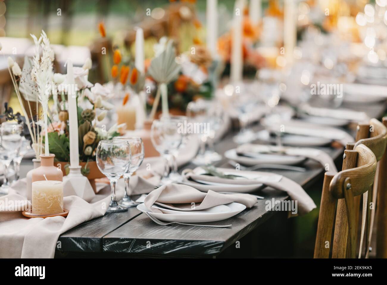 Bankett im Freien und modernes Design für Boho Hochzeitszeremonie in Sommer Stockfoto