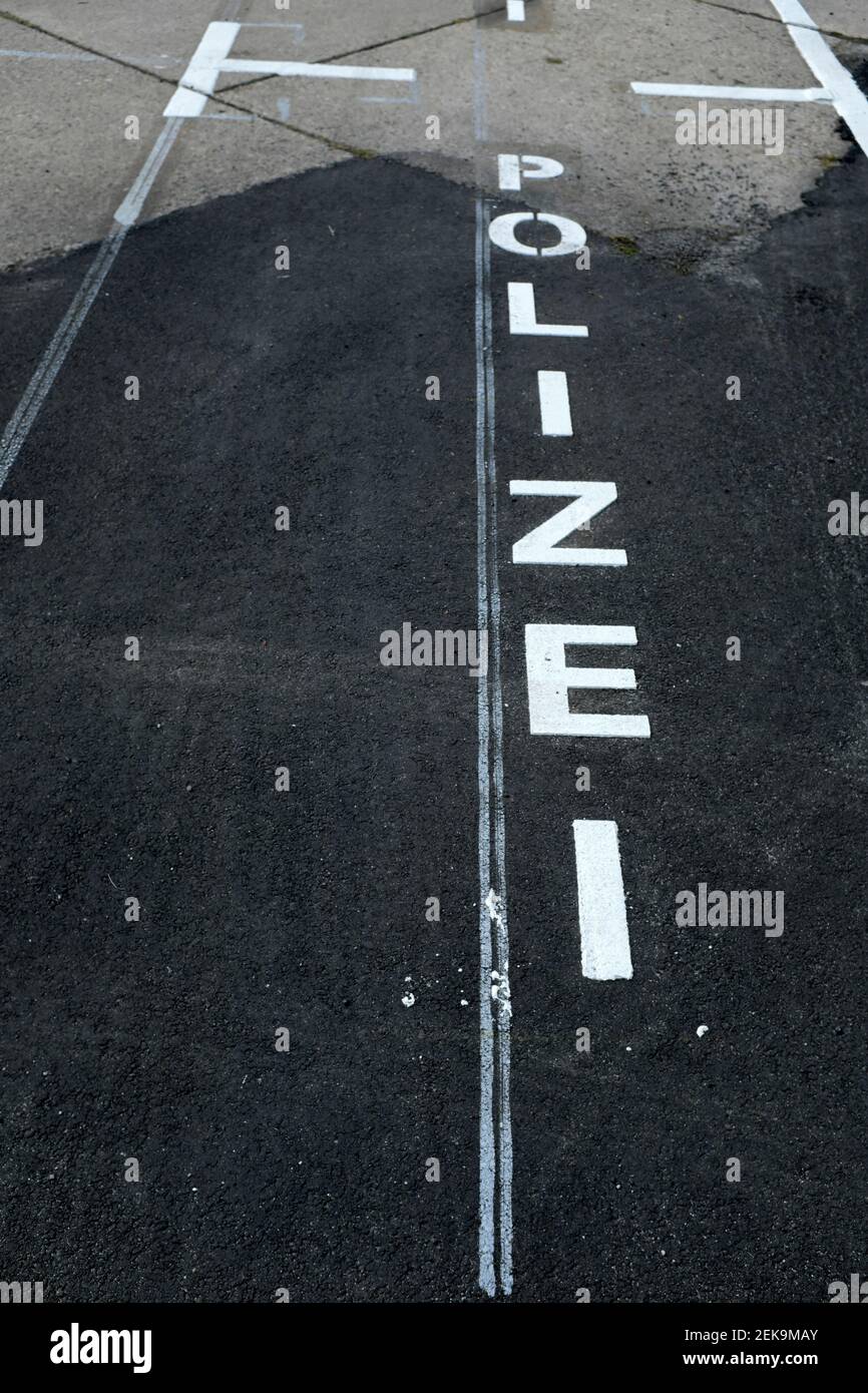 Polizei Parkplatz Straßenmarkierungen Stockfoto