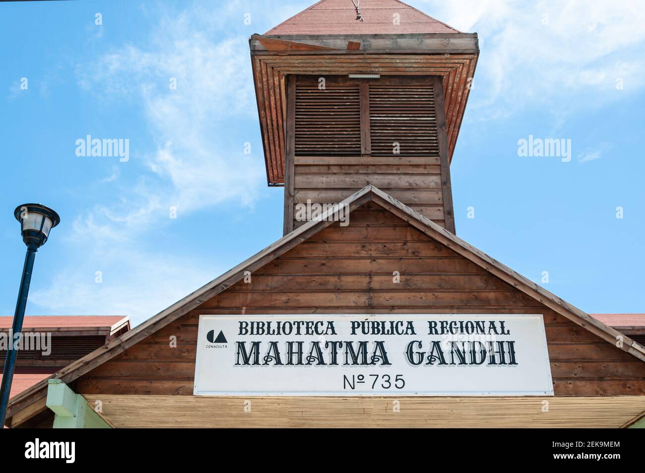 Die öffentliche Bibliothek, benannt nach Mahatma Ghandi, in Santa Rosalia, Baja California Sur, Mexiko. Stockfoto
