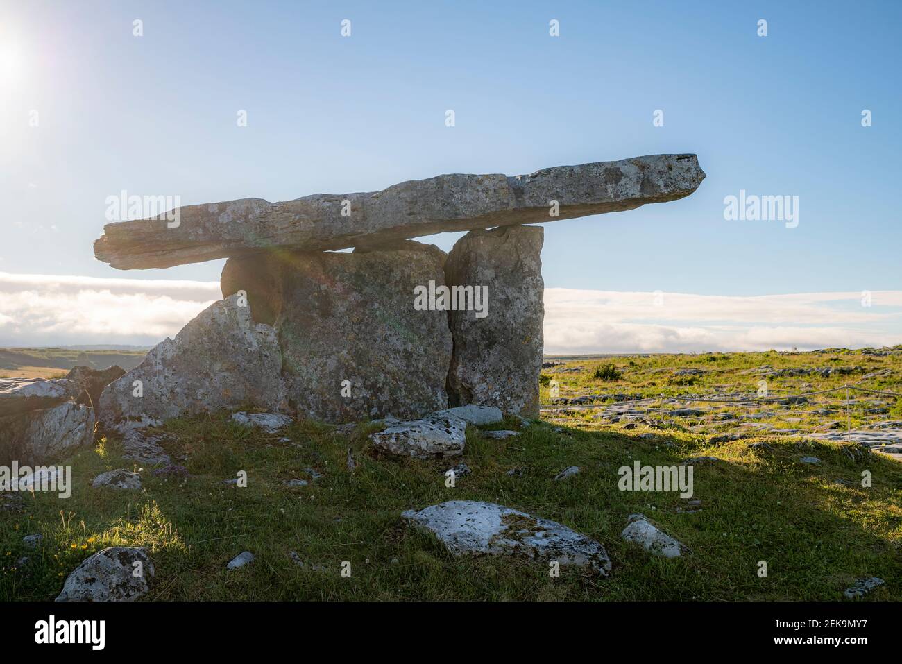Poulnabrone Dolmen an Land gegen blauen Himmel während sonnigen Tages, Clare, Irland Stockfoto