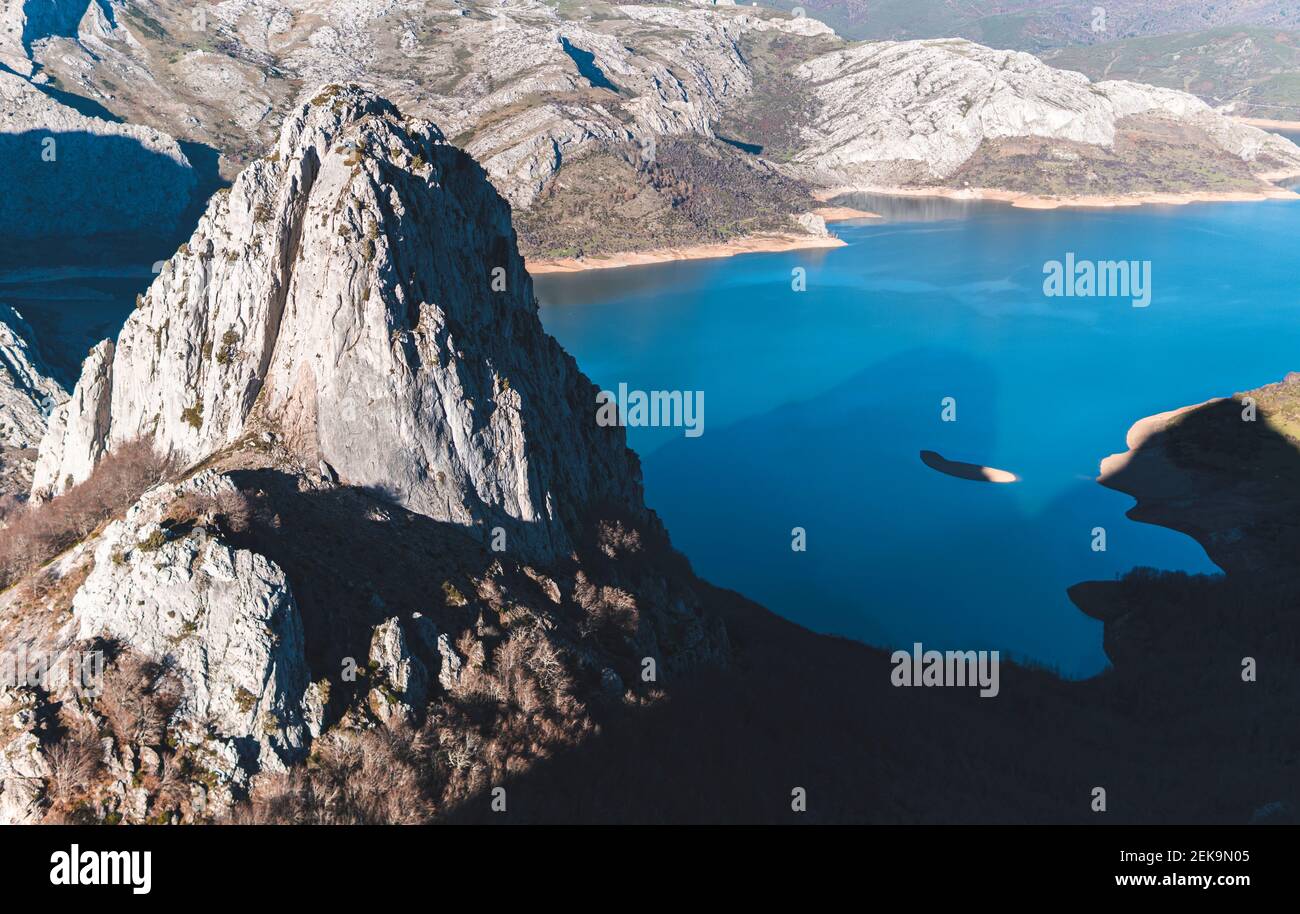 Idyllische Aussicht auf Berge und See an einem sonnigen Tag Stockfoto