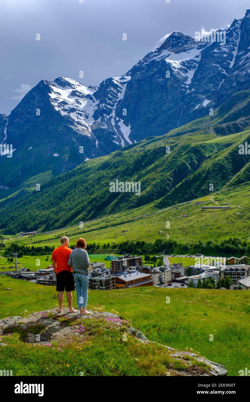 Italien, Valtournenche, Mann und Frau bewundern die Landschaft rund um Breuil-Cervinia Resort im Frühjahr Stockfoto